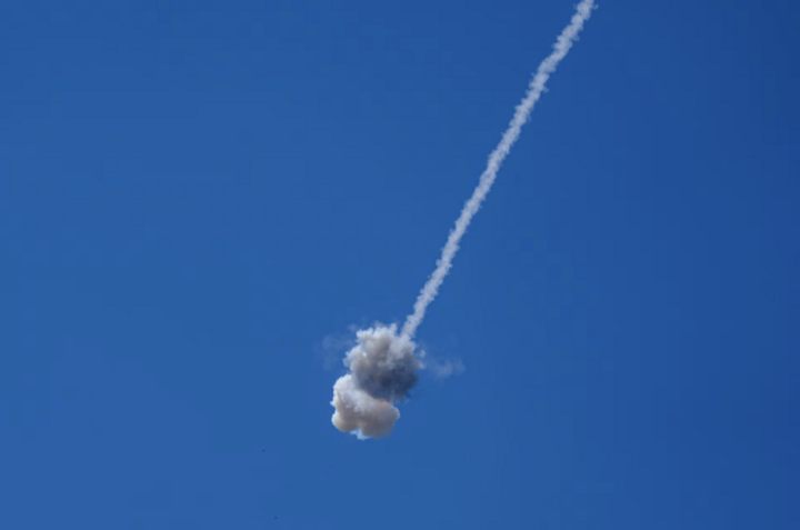 Mỹ và Iran trả đũa lẫn nhau sau thông tin trực thăng Apache bị bắn rơi. (Ảnh: Reuters)