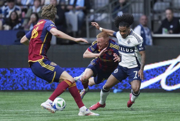 Jayden Nelson (áo trắng) được triệu tập thay thế Marcelo Flores. (Ảnh: AP)