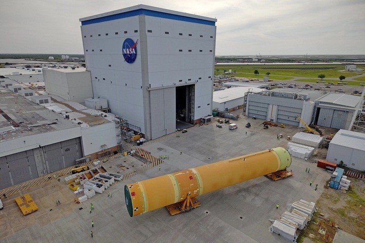 NASA vận chuyển tầng lõi của tên lửa SLS dùng cho nhiệm vụ Artemis III từ Cơ sở Lắp ráp Michoud đến sà lan Pegasus ở New Orleans, ngày 22/4. (Ảnh: NASA)