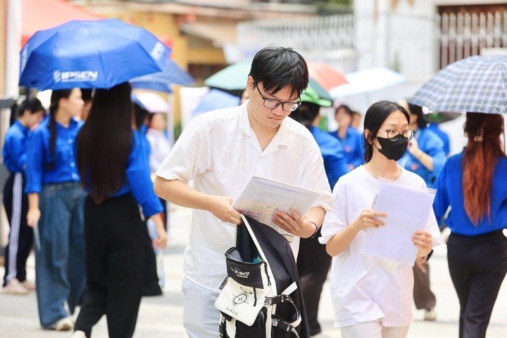 10-1781086403-hon-12-trieu-si-tu-hoan-tat-thu-tuc-san-sang-cho-ky-thi-tot-nghiep-thpt-2026