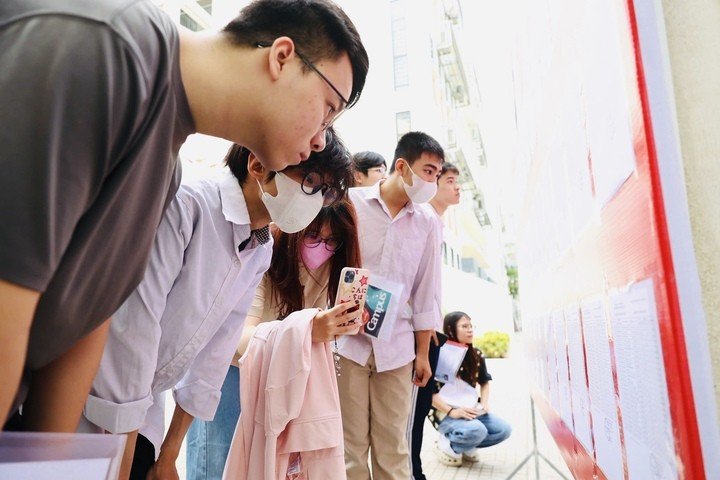 10-1781086404-hon-12-trieu-si-tu-hoan-tat-thu-tuc-san-sang-cho-ky-thi-tot-nghiep-thpt-2026