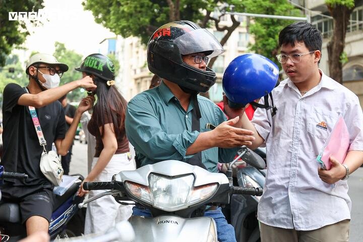 Ghi nhận của PV Báo Điện tử VTC News, hơn 6h sáng, khu vực trước điểm thi trường THPT Trần Phú đã rất đông phụ huynh đưa con em đến dự thi môn đầu tiên - Ngữ văn.