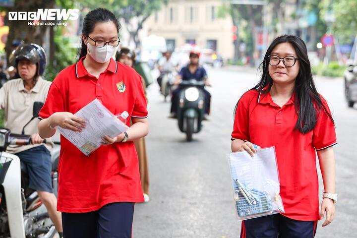 Nhiều sĩ tử giữ tinh thần lạc quan, tự tin và thể hiện quyết tâm cao độ để chinh phục môn thi đầu tiên của kỳ thi năm nay.