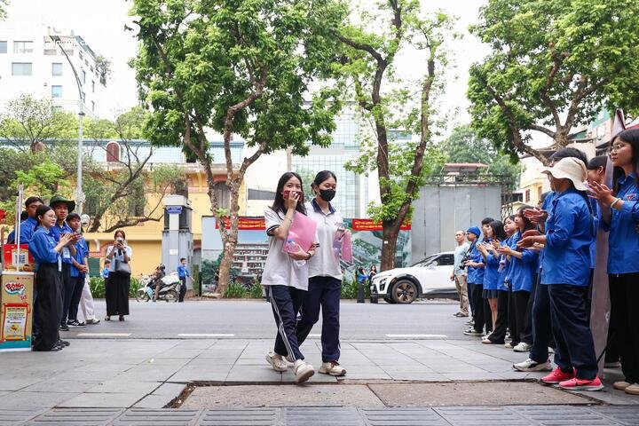 Các thí sinh lần lượt vào điểm thi.