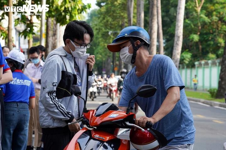 Phụ huynh, thí sinh có mặt từ sáng sớm. (Ảnh: Lương Ý)