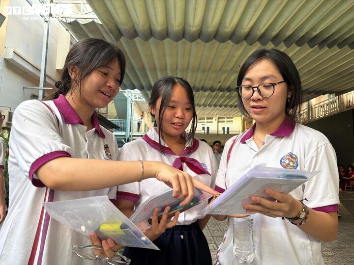 Các thí sinh kiểm tra lại giấy tờ tuỳ thân và dụng cụ làm bài trước khi vào phòng thi.