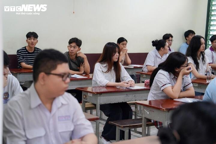 Thí sinh sẵn sàng trước giờ thi môn Ngữ văn kỳ thi tốt nghiệp THPT 2026.