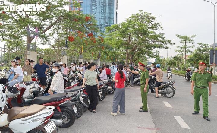 Hơn 1,2 triệu thí sinh bước vào môn thi đầu tiên kỳ thi tốt nghiệp THPT 2026 - 20