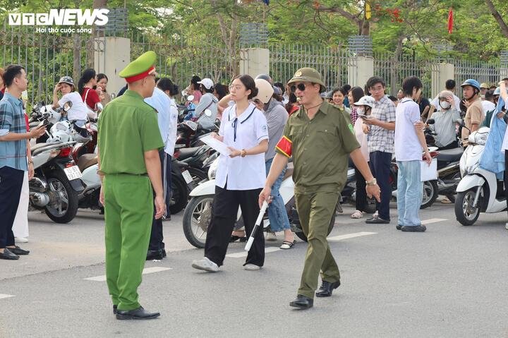 Hơn 1,2 triệu thí sinh bước vào môn thi đầu tiên kỳ thi tốt nghiệp THPT 2026 - 24