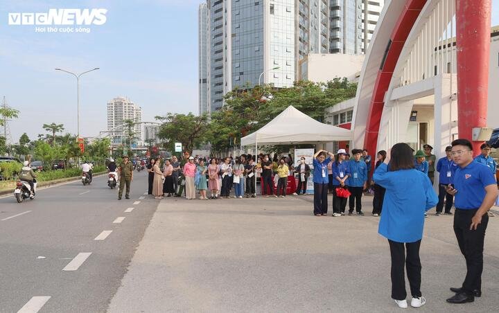 Hơn 1,2 triệu thí sinh bước vào môn thi đầu tiên kỳ thi tốt nghiệp THPT 2026 - 25