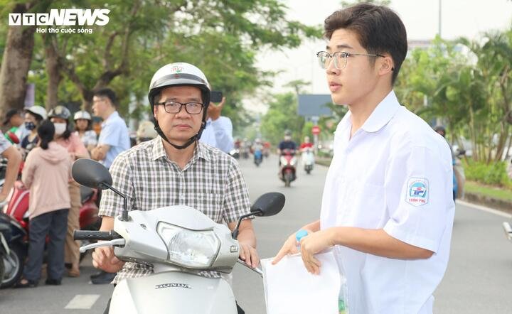 Theo lãnh đạo Sở Giáo dục và Đào tạo Hải Phòng, qua kiểm tra thực tế hệ thống phòng thi, phòng lưu trữ đề thi, bài thi có camera giám sát 24/24 giờ và hệ thống máy phát điện dự phòng, lãnh đạo thành phố đánh giá công tác chuẩn bị của các đơn vị được thực hiện rất chủ động, chu đáo, đáp ứng đầy đủ các điều kiện nghiêm ngặt theo quy chế.