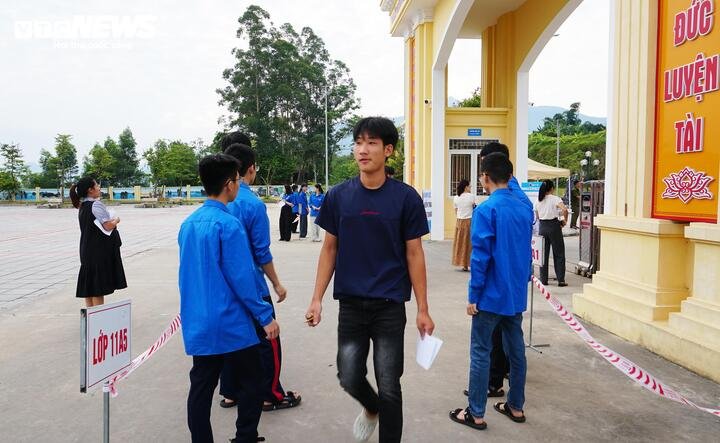 Thí sinh tự tin bước vào môn thi Ngữ Văn trong kỳ thi tốt nghiệp THPT 2026 tại điểm thi Trường THPT Bình Liêu, tỉnh Quảng Ninh. (Ảnh: Tiến Thắng)