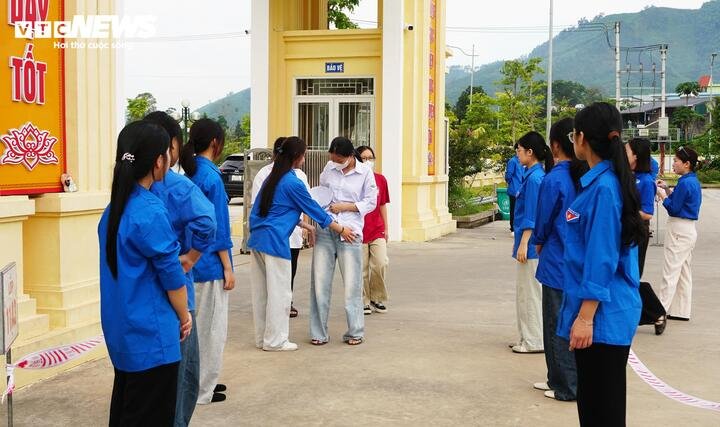 Sinh viên tình nguyện hỗ trợ các thí sinh