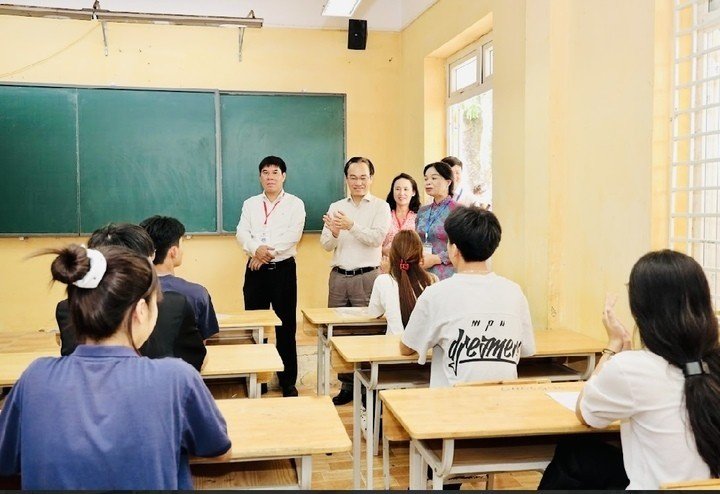 Kiểm tra công tác chuẩn bị tại điểm thi Trường THPT Nguyễn Du (Thanh Oai, Hà Nội) ngỳ 10/6, Bộ trưởng Bộ GD&ĐT Hoàng Minh Sơn dặn dò thí sinh bình tĩnh và tự tin.