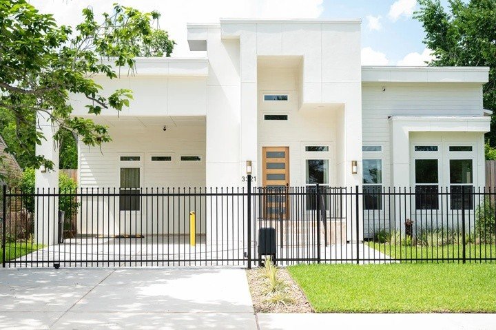 Shay và Ahmad rất hào hứng chào đón khách đến thăm nhà của họ ở Houston.