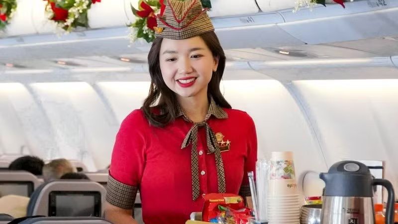 Để đáp ứng nhu cầu đi lại tăng cao của người dân và du khách trong dịp hè, Vietjet tăng hơn 30% tải cung ứng nội địa so với tháng trước. cabin-crew-5531.jpg