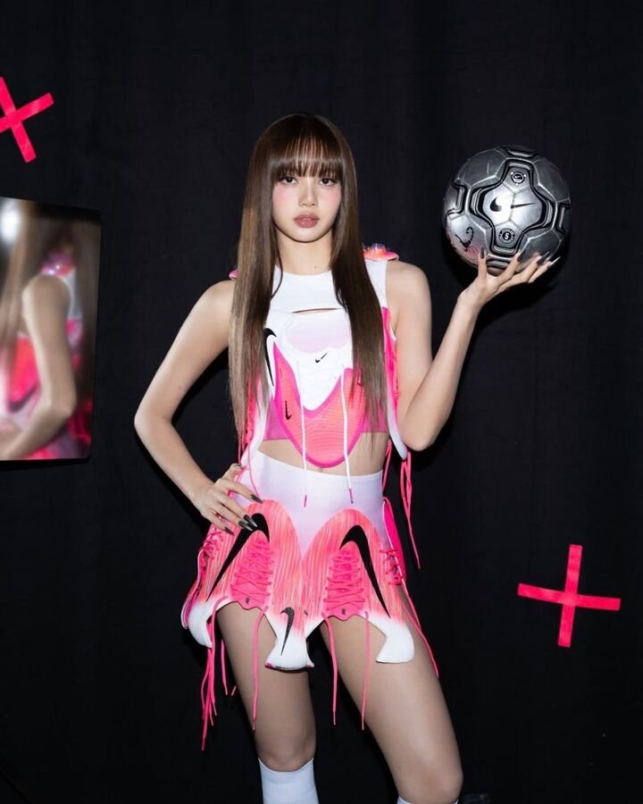 Lisa góp mặt trong chương trình cùng Katy Perry, Anitta và rapper Future tại Lễ khai mạc tại SoFi Stadium (Mỹ).