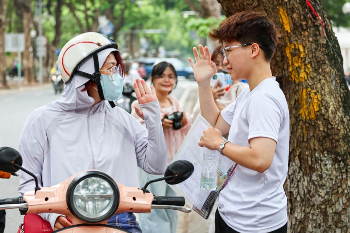 Thí sinh hoàn thành bài thi môn Văn sáng nay 11/6. (Ảnh: Minh Đức)