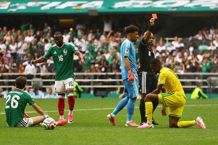 Trọng tài rút ra 3 thẻ đỏ trực tiếp trong trận đấu giữa Mexico và Nam Phi. (Ảnh: Reuters)