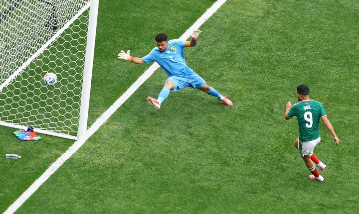 Raul Jimenez ghi bàn, nâng tỷ số lên 2-0 cho Mexico trong trận ra quân tại World Cup 2026. (Ảnh: Reuters)