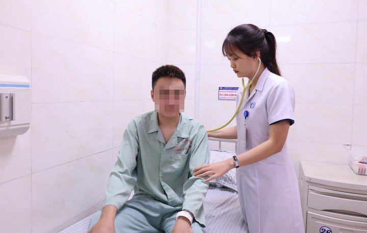 BS Dương Thùy Linh thăm khám cho người bệnh
