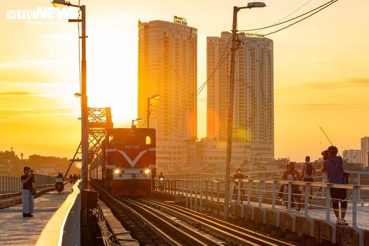 Việc giảm tải giao thông nặng cho cầu Long Biên là tất yếu.