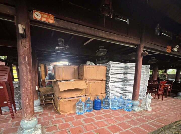 Hàng trăm bộ bàn ghế, giường tầng, đệm ngủ và nhiều phương tiện phục vụ hoạt động tập trung quy mô lớn.