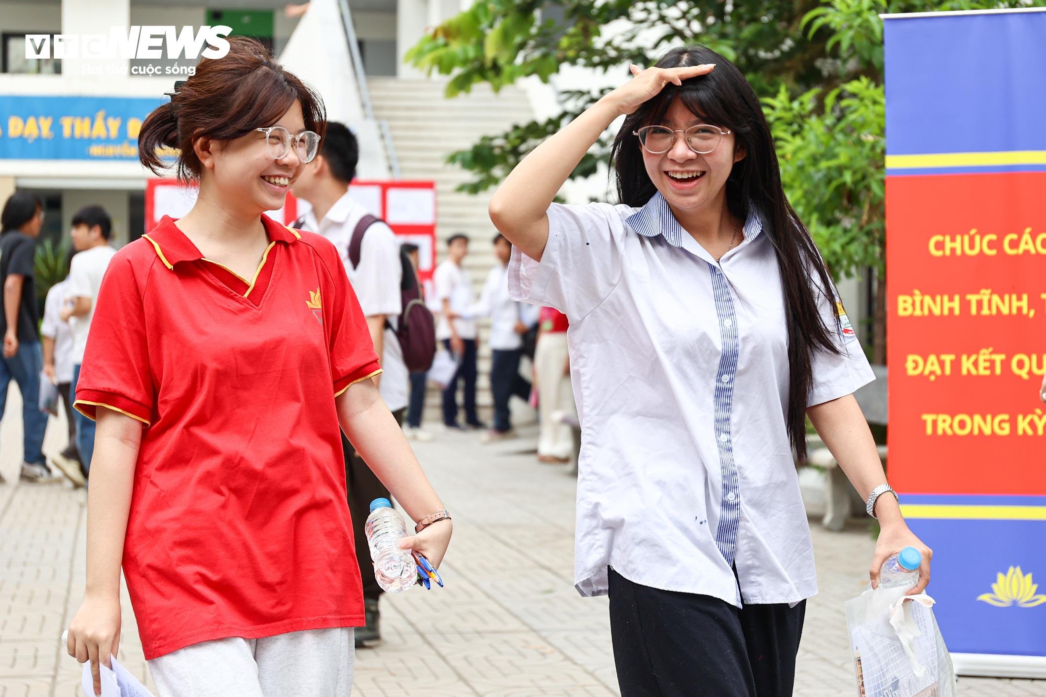 Hai ngày thi khép lại, gần 1,2 triệu thí sinh trên cả nước hoàn thành một trong những dấu mốc quan trọng nhất của tuổi học trò. Đằng sau những bài thi là biết bao tháng ngày miệt mài ôn luyện, là những đêm mất ngủ của phụ huynh, những lời động viên của thầy cô, sự đồng hành của lực lượng tình nguyện viên và cả những giờ phút lặng lẽ chờ đợi trước cổng trường dưới nắng gắt hay những cơn mưa bất chợt.