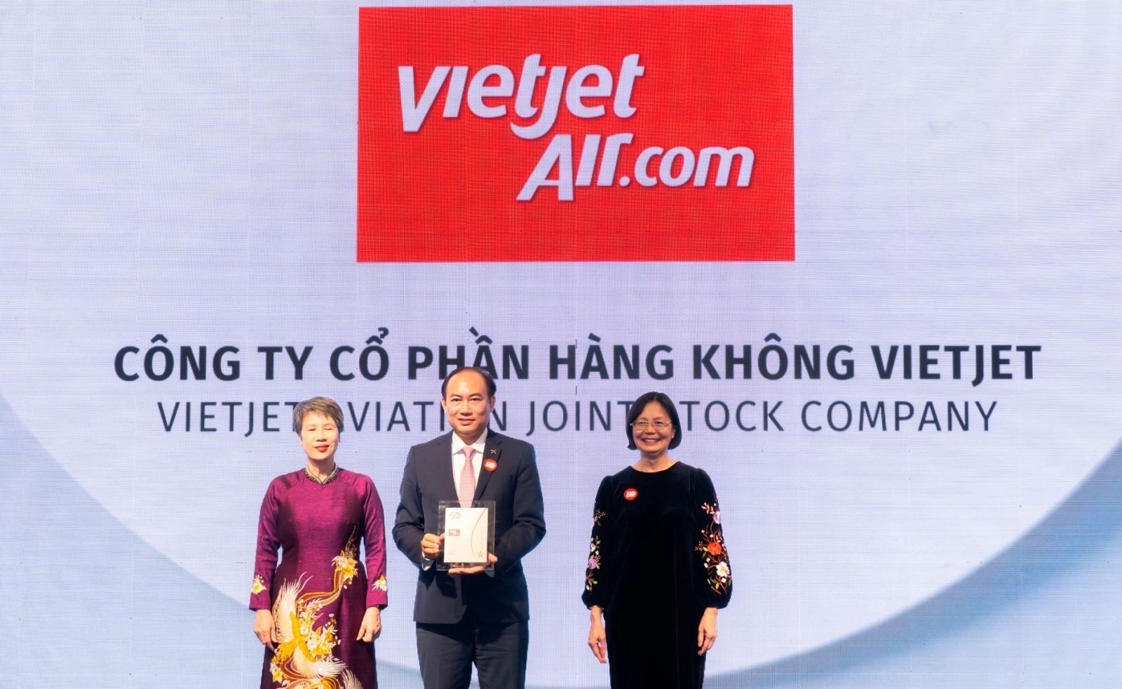 12-1781258994-vinh-danh-vietjet-trong-top-50-doanh-nghiep-phat-trien-ben-vung