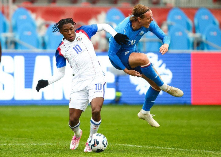 Haiti (áo trắng) dự World Cup sau hơn nửa thế kỷ chờ đợi. (Ảnh: Reuters)