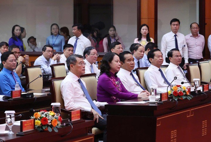 Thủ tướng Lê Minh Hưng và đoàn công tác Chính phủ làm việc với Ban Thường vụ Thành ủy TP.HCM. (Ảnh: VGP)