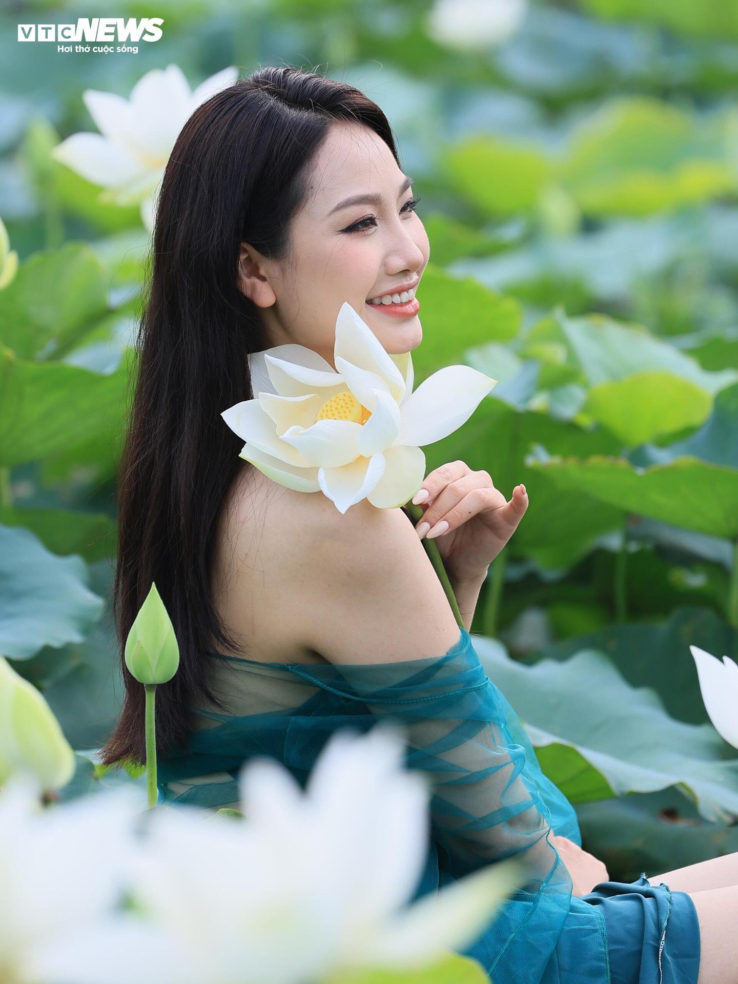 Đầm Bạch Liên hiếm gặp cách trung tâm Hà Nội 20km vào mùa đẹp nhất năm - 9