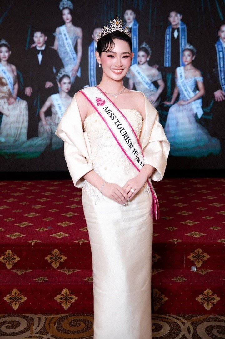 Bên cạnh đó, Á hậu Lam Phương cũng được lựa chọn trở thành đại diện Việt Nam tại Miss Tourism World 2026 (Hoa hậu Du lịch Thế giới 2026). Người đẹp sở hữu chiều cao 1m72, cân nặng 55 kg cùng số đo 3 vòng 86-63-93.