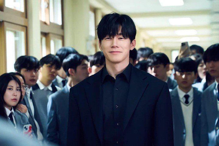 Kim Moo Yeol gây sốt với vai thanh tra Na Hwa Jin trong bộ phim
