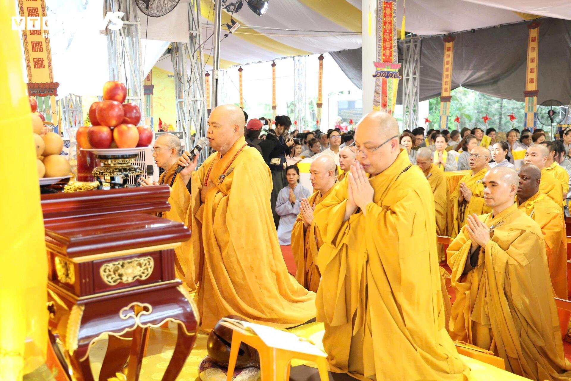 Lãnh đạo TP.HCM dự lễ cầu siêu, tưởng niệm liệt sĩ tại Công viên Lê Thị Riêng - 3