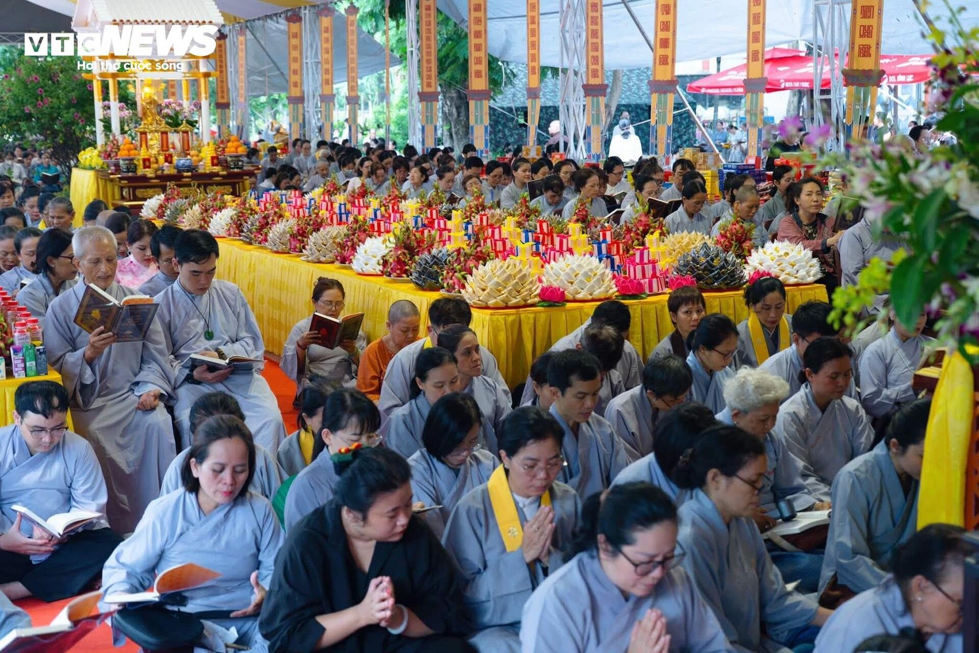 14-1781424421-lanh-dao-tphcm-du-le-cau-sieu-tuong-niem-liet-si-tai-cong-vien-le-thi-rieng