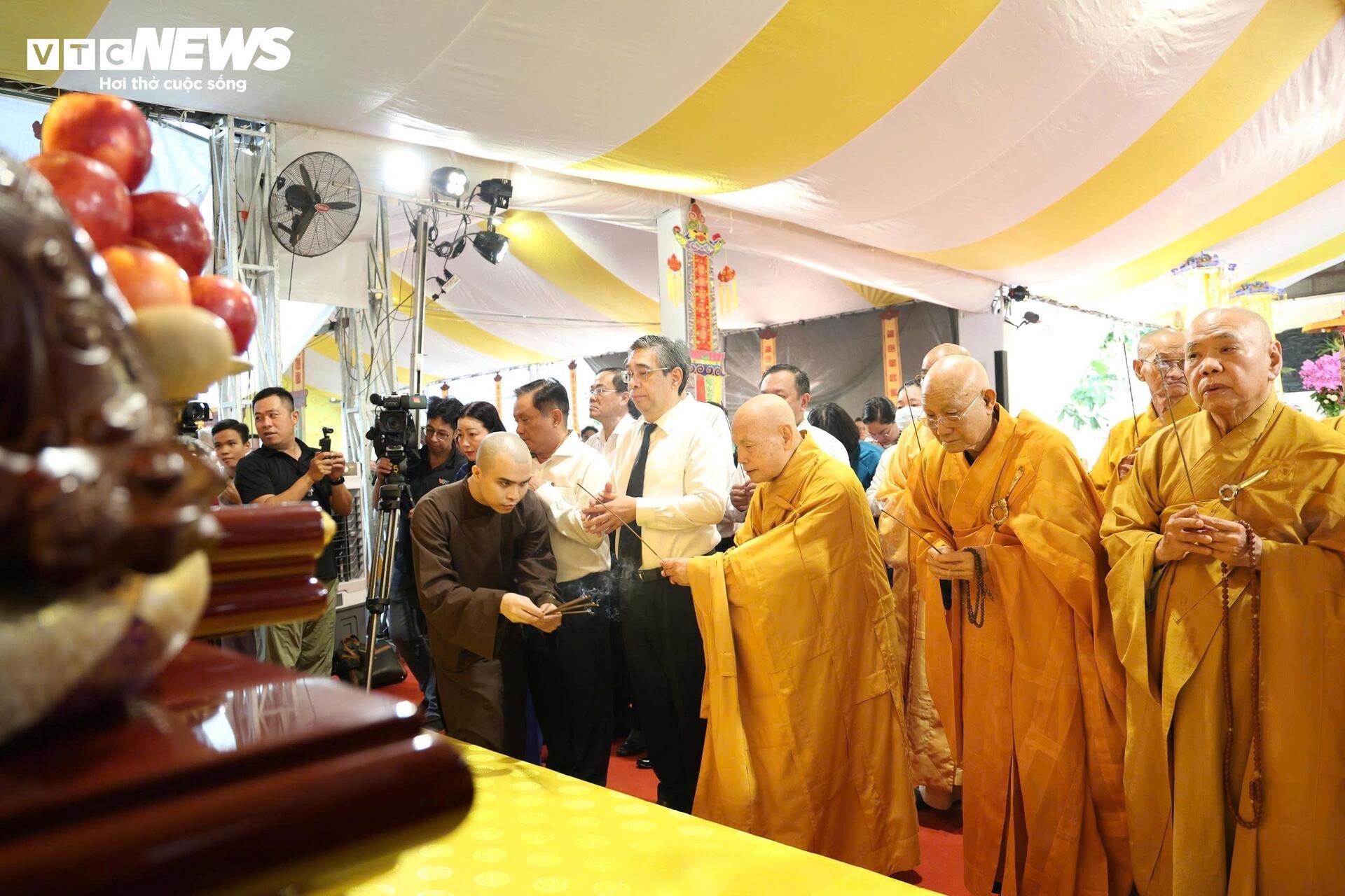 14-1781424425-lanh-dao-tphcm-du-le-cau-sieu-tuong-niem-liet-si-tai-cong-vien-le-thi-rieng