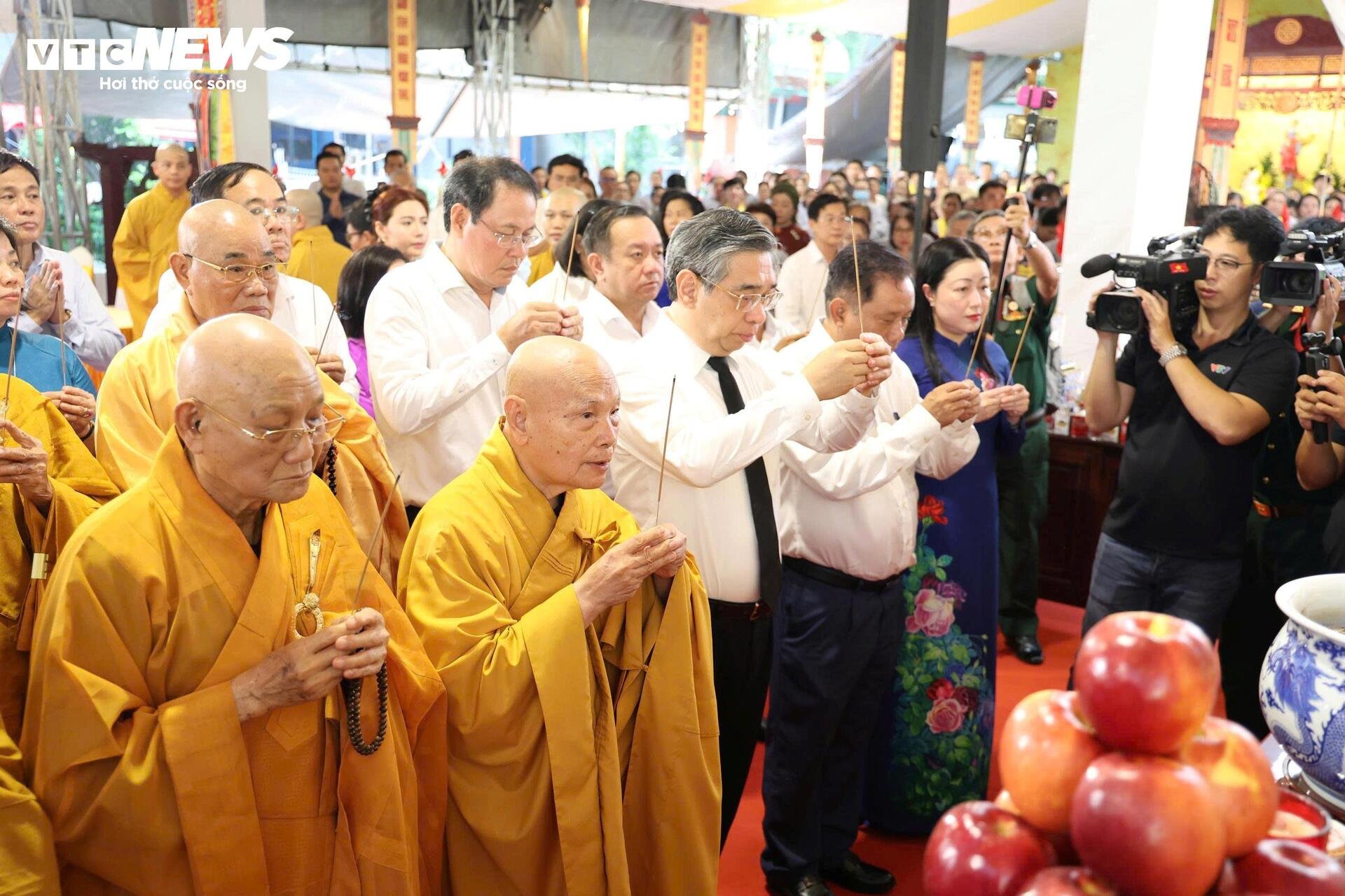 14-1781424425-lanh-dao-tphcm-du-le-cau-sieu-tuong-niem-liet-si-tai-cong-vien-le-thi-rieng