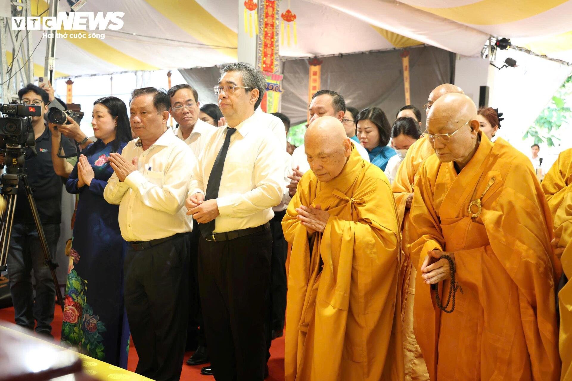 14-1781424426-lanh-dao-tphcm-du-le-cau-sieu-tuong-niem-liet-si-tai-cong-vien-le-thi-rieng