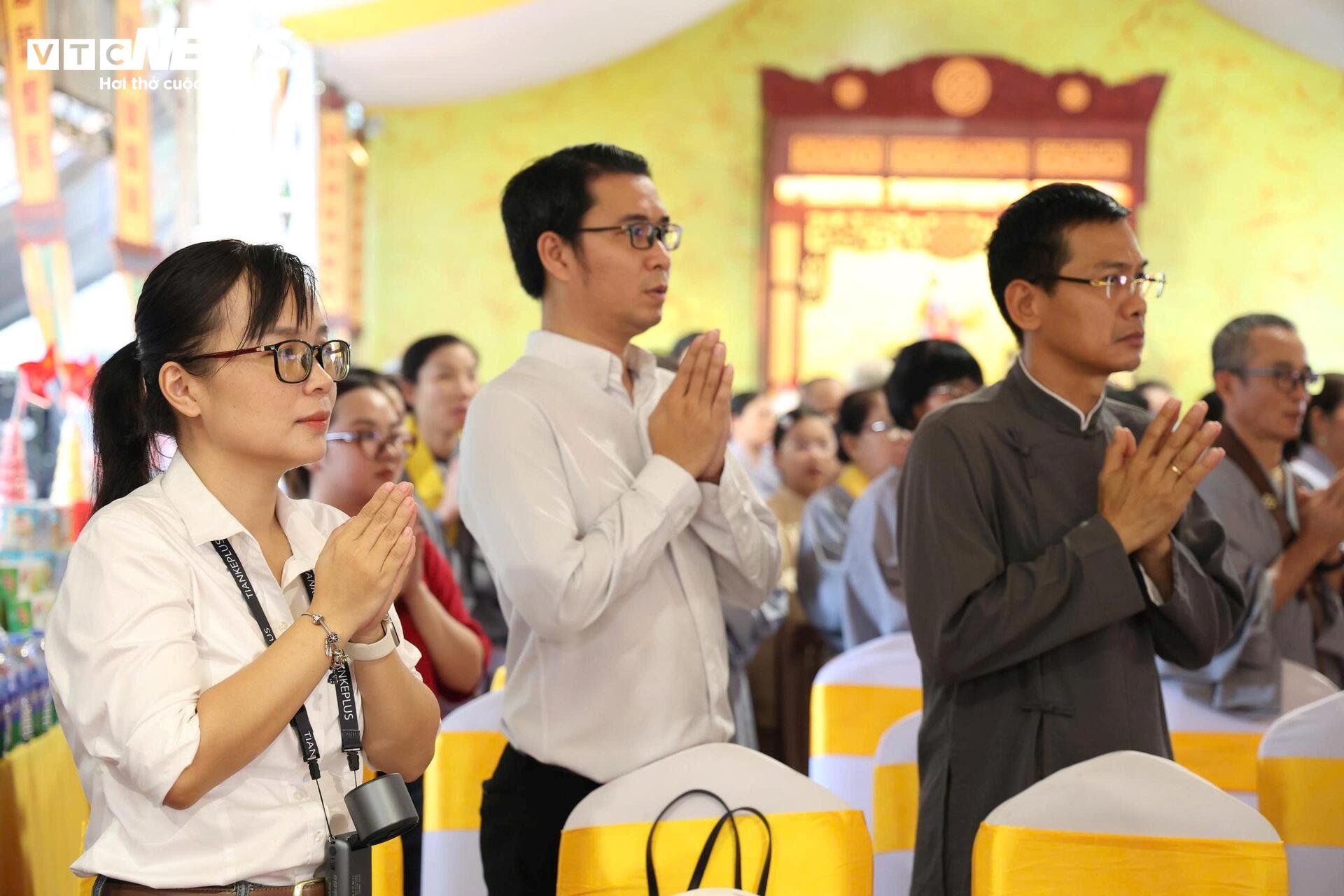 14-1781424426-lanh-dao-tphcm-du-le-cau-sieu-tuong-niem-liet-si-tai-cong-vien-le-thi-rieng