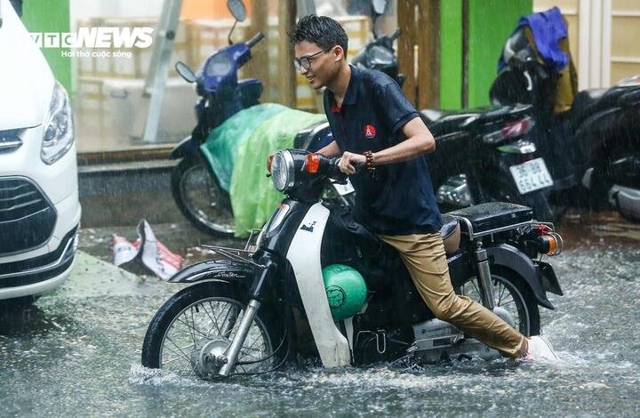 Ngày 15/6, Hà Nội mưa rào và dông rải rác lúc chiều tối. (Ảnh minh hoạ)