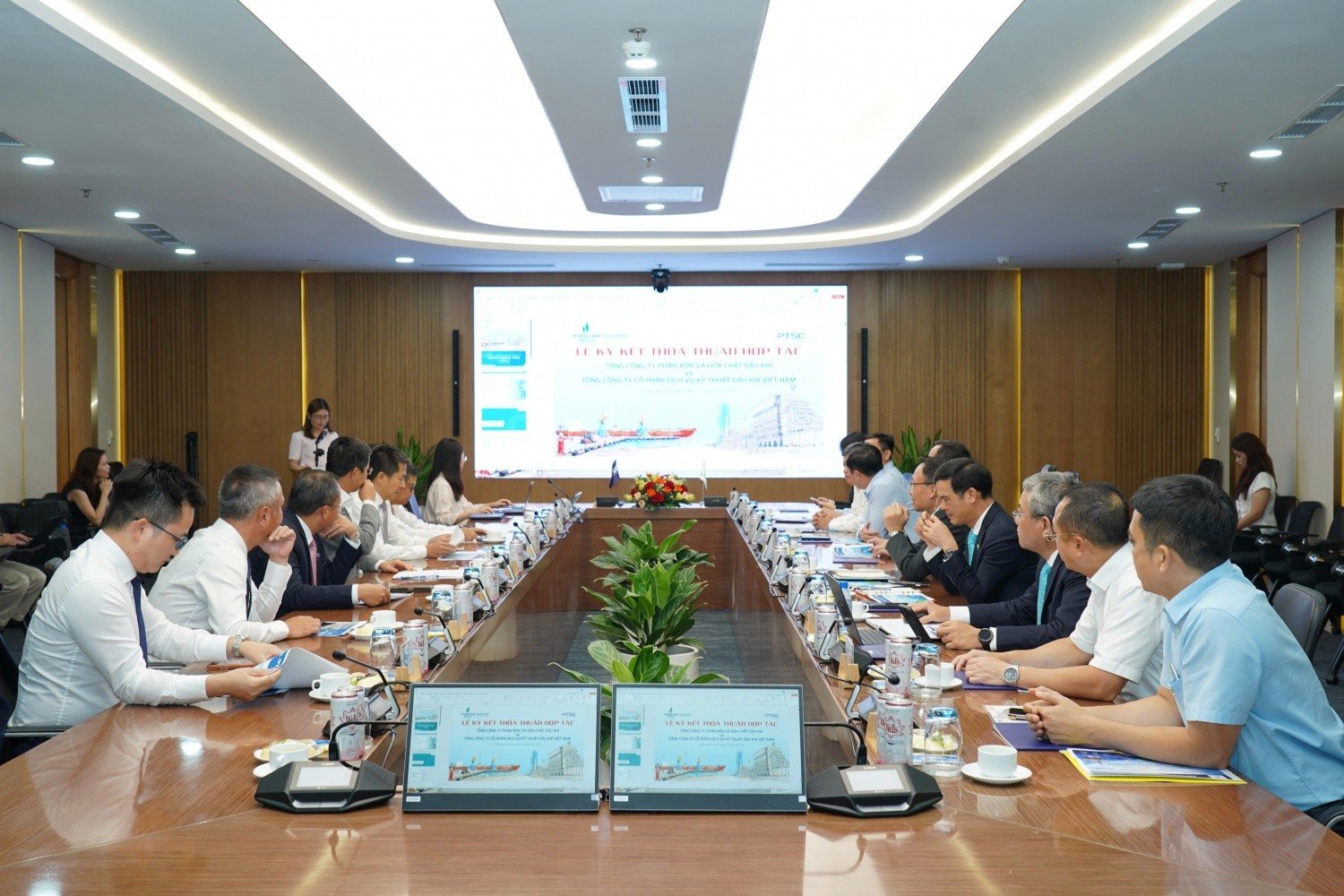 PVFCCo và PTSC tăng cường liên kết trong hệ sinh thái Petrovietnam