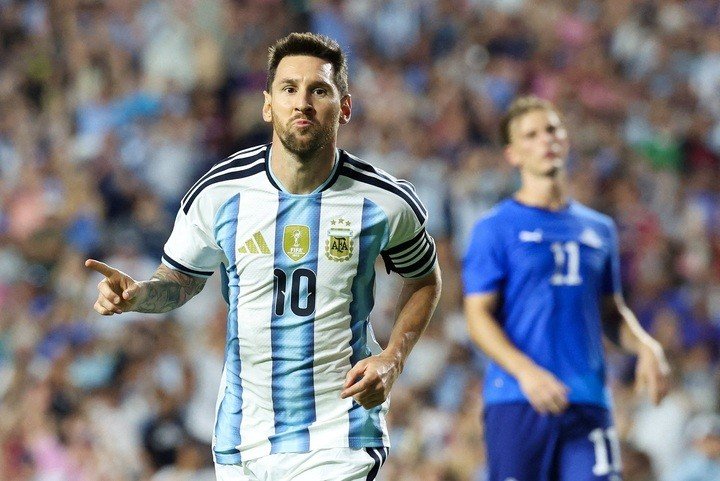 Messi kịp bình phục chấn thương để ra sân ngay ở trận Argentina gặp Algeria. (Ảnh: Reuters)