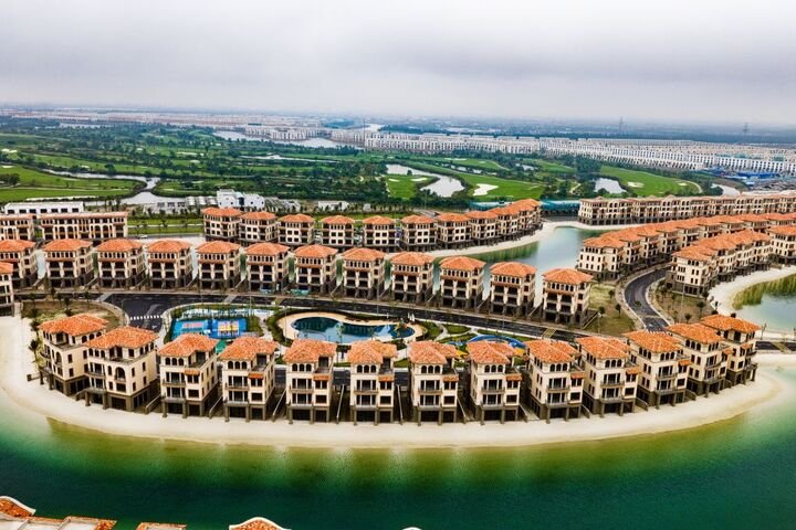 Không gian mặt nước, cây xanh là một trong những điểm nhấn trong trải nghiệm sống tại Vinhomes Royal Island.