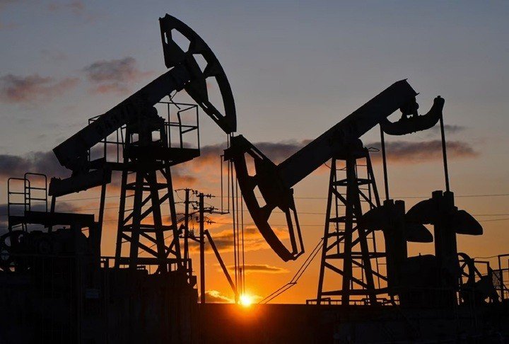Giá dầu thế giới hôm nay tiếp tục giảm mạnh, xuống dưới 80 USD/thùng. (Ảnh minh họa Reuters).