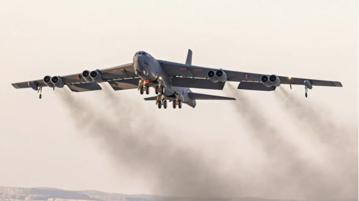 Máy ném bom B-52 tại Edwards. (Ảnh: Không quân Mỹ)