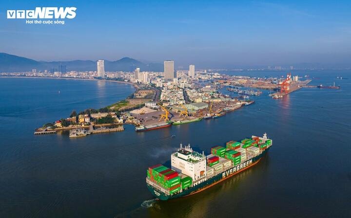 Nằm ngay cửa ngõ cảng biển Quy Nhơn, là cảng tổng hợp quốc gia then chốt thúc đẩy giao thương, vận tải hàng hóa cho toàn bộ khu vực miền Trung, Tây Nguyên, Mũi Tấn là một địa danh quen thuộc với người dân xứ Nẫu, là vị trí