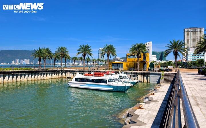 Các chuyến tàu đi Cù Lao Xanh chỉ là bước đệm, trong tương lai gần, Bến thuyền Mũi Tấn kỳ vọng sẽ là nơi neo đậu của các du thuyền tư nhân, các tuyến tàu du lịch quốc tế cỡ nhỏ, kết nối Quy Nhơn với các danh thắng khác như Nhơn Lý, Nhơn Hải, hay xa hơn là các vùng biển đảo lân cận thuộc dải duyên hải Nam Trung Bộ.