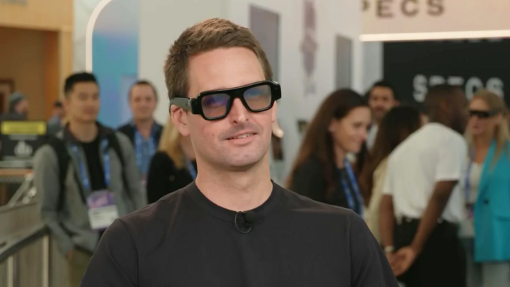 CEO Evan Spiegel của Snap giới thiệu kính AR Specs tại sự kiện ra mắt. (Nguồn: CNBC)