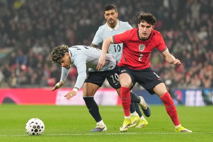 Hậu vệ Tino Livramento (áo đỏ) lỡ hẹn với World Cup 2026 vì chấn thương. (Ảnh: AP)